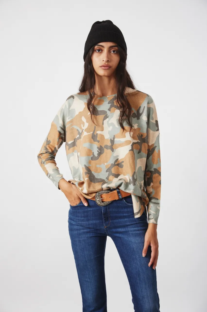 Sweater de lanilla con estampa camuflada en tonos tierra y verde. Posee cuello redondo y mangas largas. Ideal para un look casual y canchero.