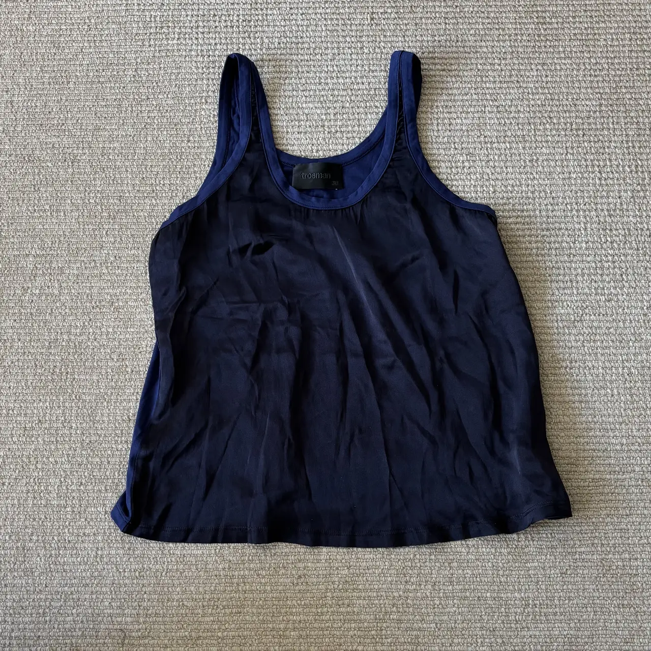 Musculosa de mujer de color azul marino con detalles en negro. Ideal para un look casual y fresco.