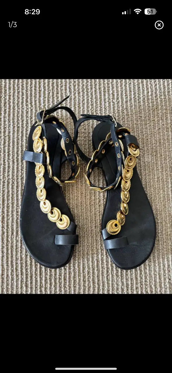 Sandalias negras con detalles dorados. Ideales para un look de verano elegante y cómodo. Brenda Shedden 