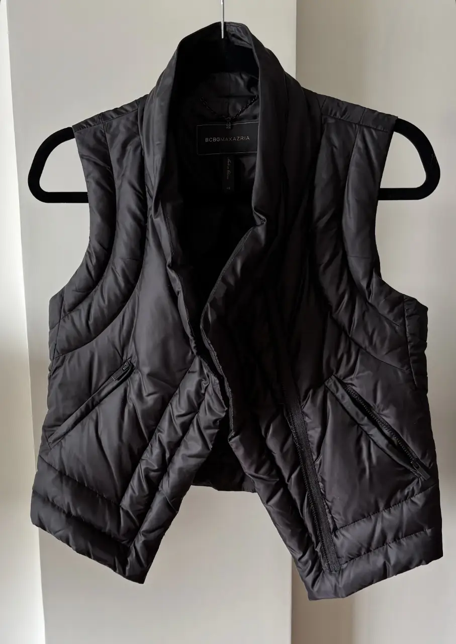 Chaleco negro acolchado de la marca BCBG Max Azria, talle XS. Ideal para usar en invierno, con cierre y bolsillos.