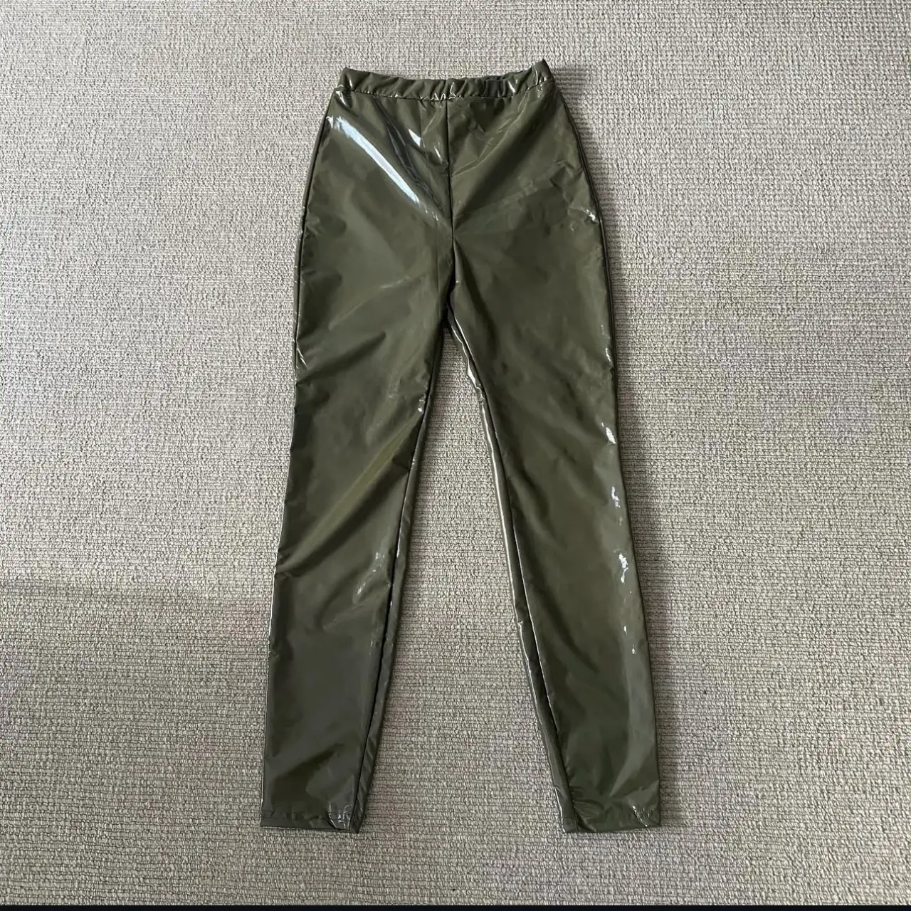 Pantalón de mujer de vinilo color verde militar de la marca COLLUSION. Talle 4 US, EU 36. Ideal para un look moderno y audaz.