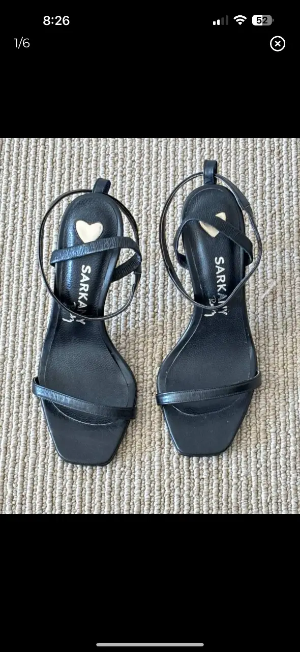Sandalias negras de taco fino con detalle de corazón en la tira. Marca Sarkany, talle 36. Hechas en Argentina.