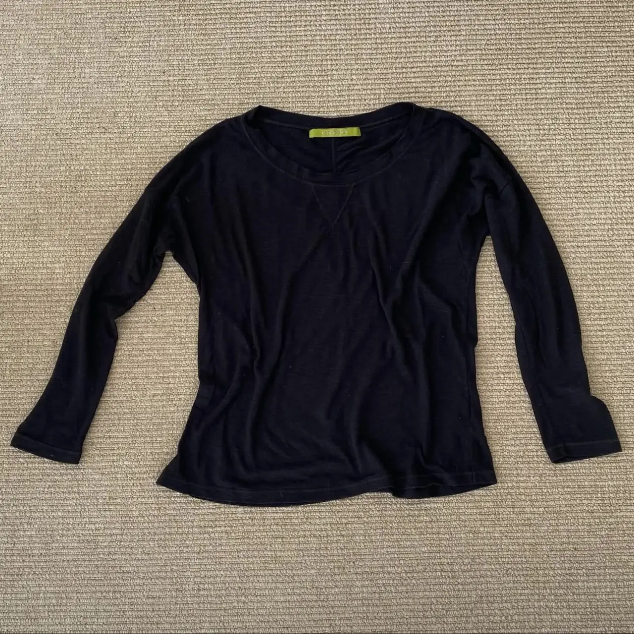 Remera de manga larga negra, ideal para un look casual y cómodo. Confeccionada en un tejido suave y ligero, perfecta para usar en cualquier ocasión.