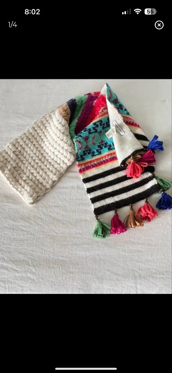 Bufanda artesanal con diseño étnico y borlas de colores. Ideal para un look bohemio y abrigado.