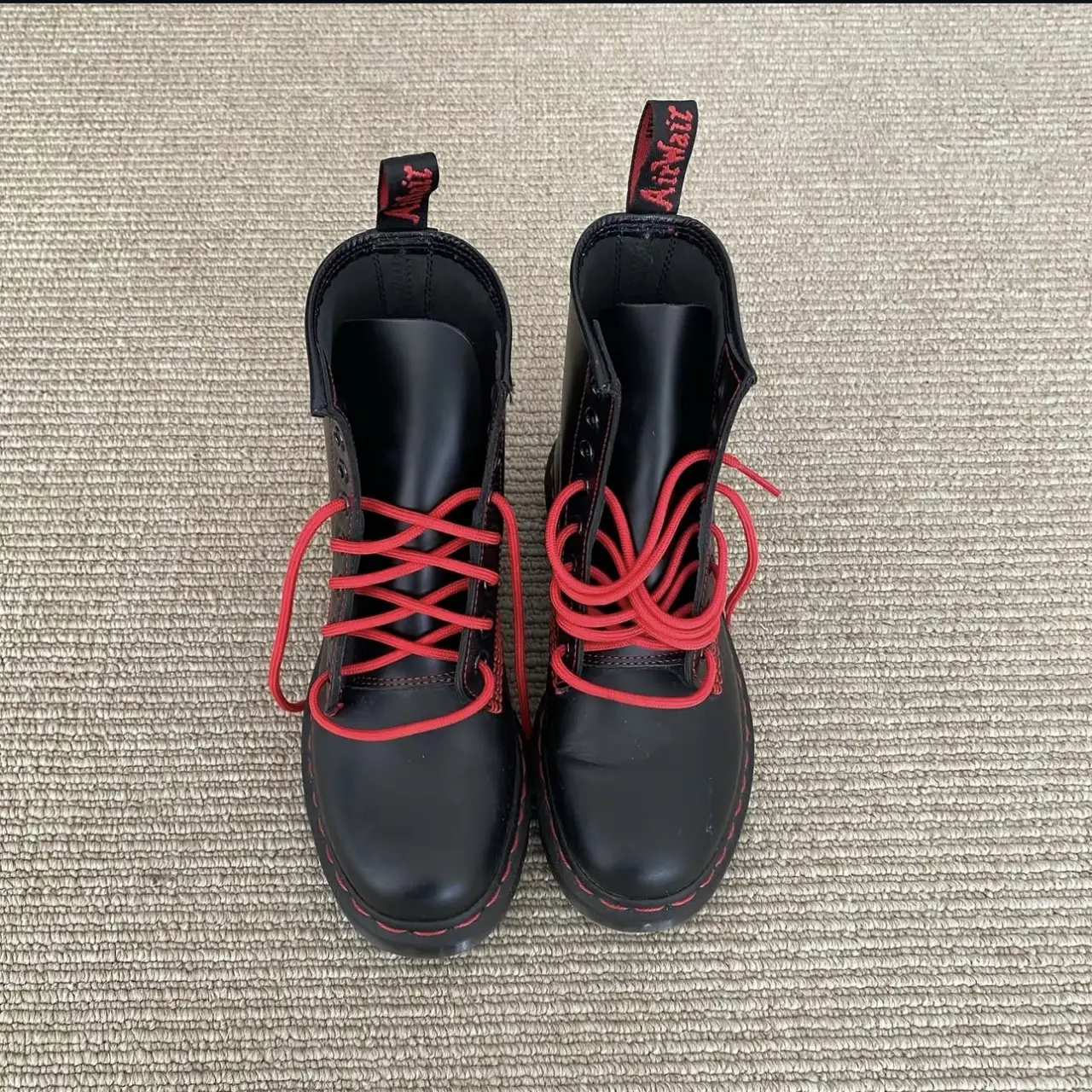 Botines Dr. Martens negros con cordones rojos y costuras rojas. Talle 37 EU.