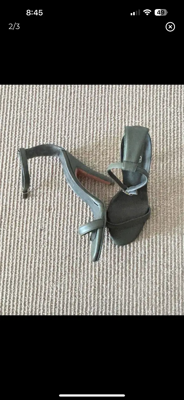 Sandalias de cuero verde oscuro con tiras finas y taco alto. Ideales para un look elegante y sofisticado. Claude Bernard 