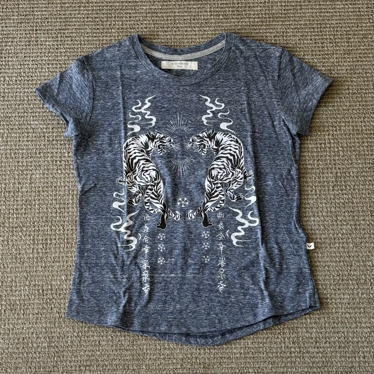 Remera de manga corta azul con estampado de tigres en blanco. Diseño con detalles de estilo oriental. Ideal para un look casual y con onda.