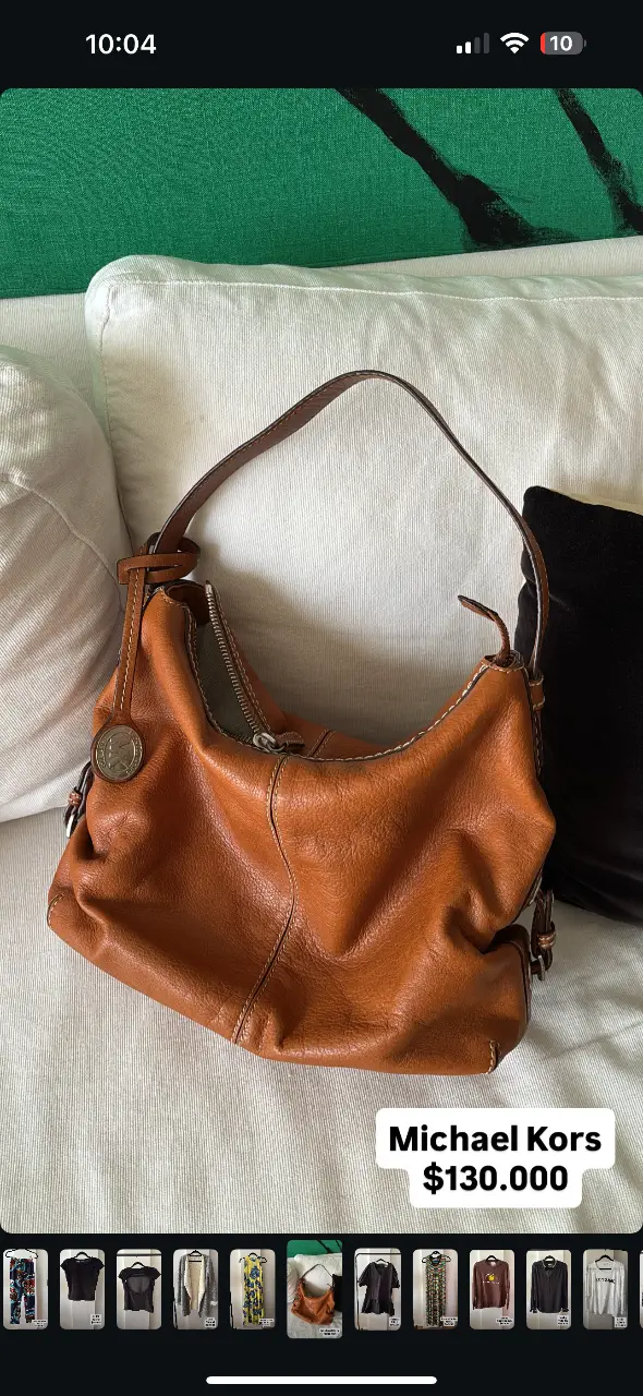 Cartera Michael Kors de cuero marrón, ideal para llevar al hombro. Un accesorio elegante y funcional para cualquier ocasión.