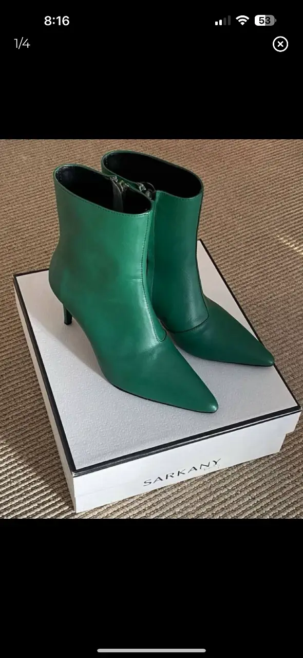 Botines de cuero verde con taco fino y punta fina. Ideales para un look elegante y sofisticado.