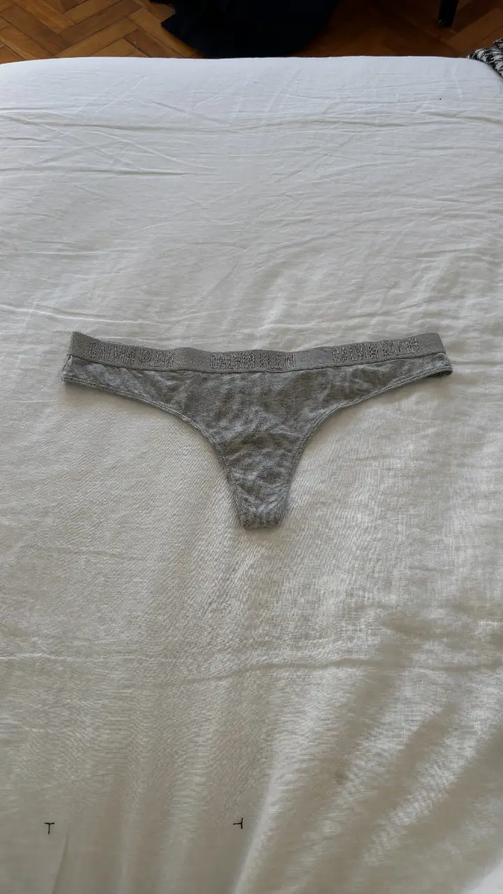 Bombacha Calvin Klein de mujer, de tela suave y cómoda, ideal para el uso diario. Talle M.