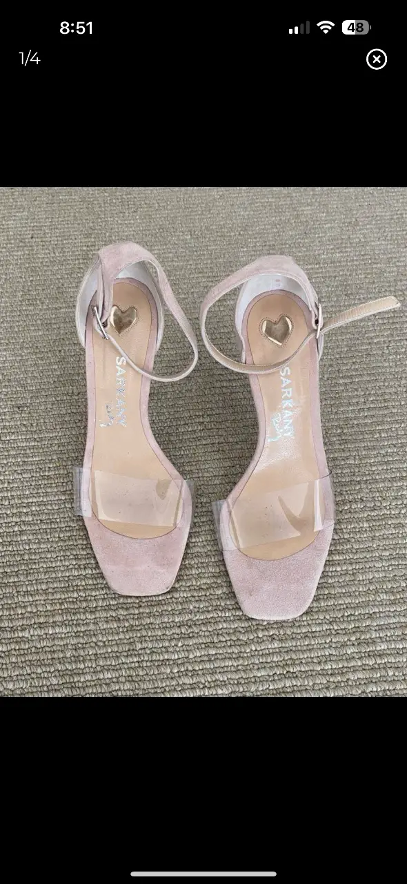 Sandalias de taco alto color rosa con tira transparente. Ideales para fiesta o eventos especiales.