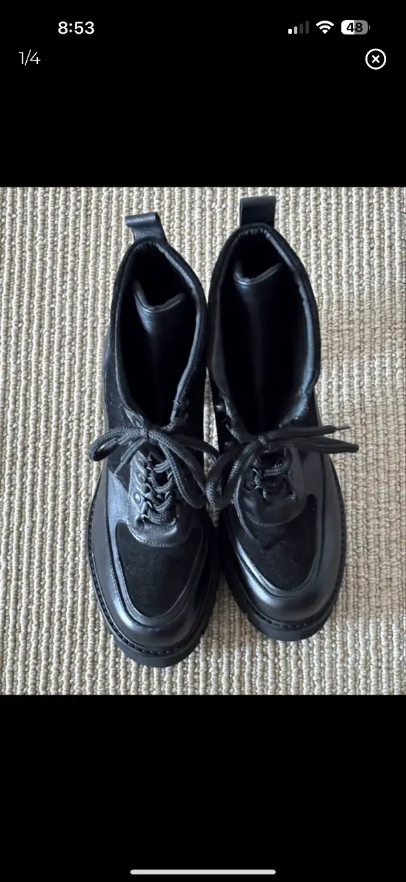Botines negros de cuero con cordones y taco cuadrado. Talle 37, hechos en Argentina. Ideales para un look moderno y sofisticado.