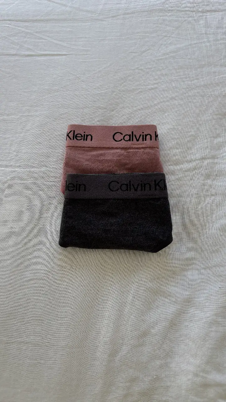 Pack x2 bombachas Calvin Klein, tiro bajo, con elástico con el logo de la marca. Talles M.