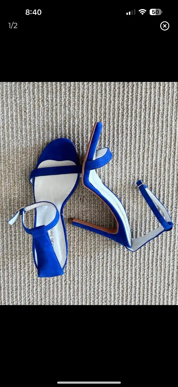 Sandalias Claude Bernard de tacón alto en color azul, ideales para eventos formales o fiestas. Diseño elegante con tiras finas y ajuste en el tobillo.