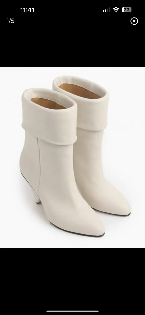 Botines blancos de cuero con taco geométrico y caña alta. Ideales para un look moderno y sofisticado.