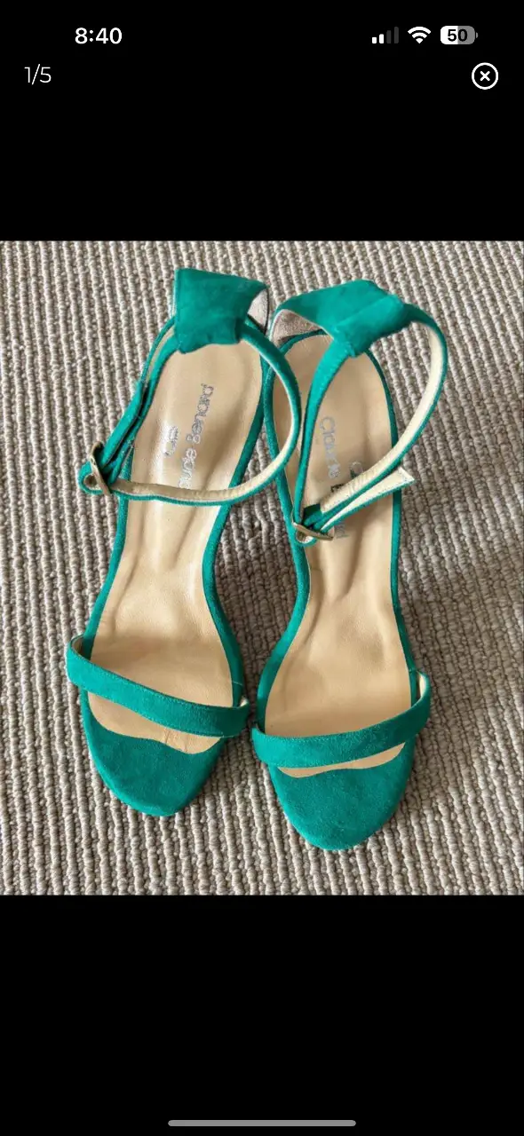 Sandalias de tacón alto color verde esmeralda de la marca Claude Bernard. Diseño elegante con tiras finas y hebilla ajustable en el tobillo. Ideales para eventos especiales o para darle un toque sofisticado a cualquier look.