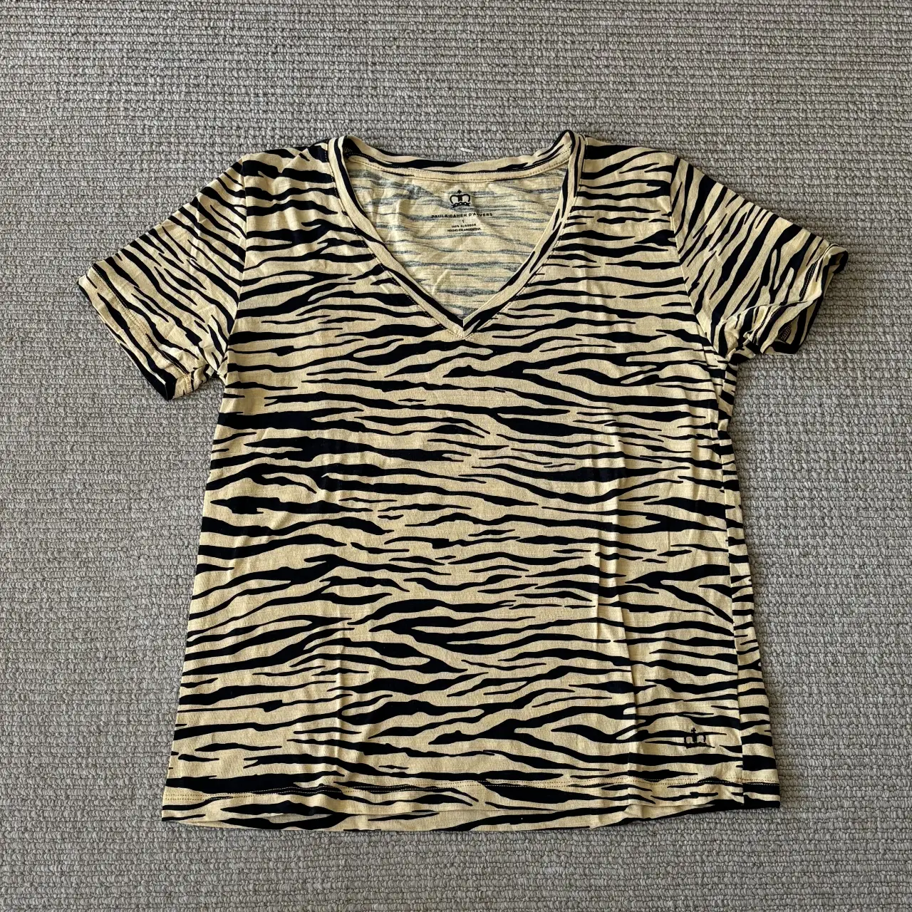 Remera de mujer con estampado de cebra. Cuello en V. Ideal para un look casual y canchero.