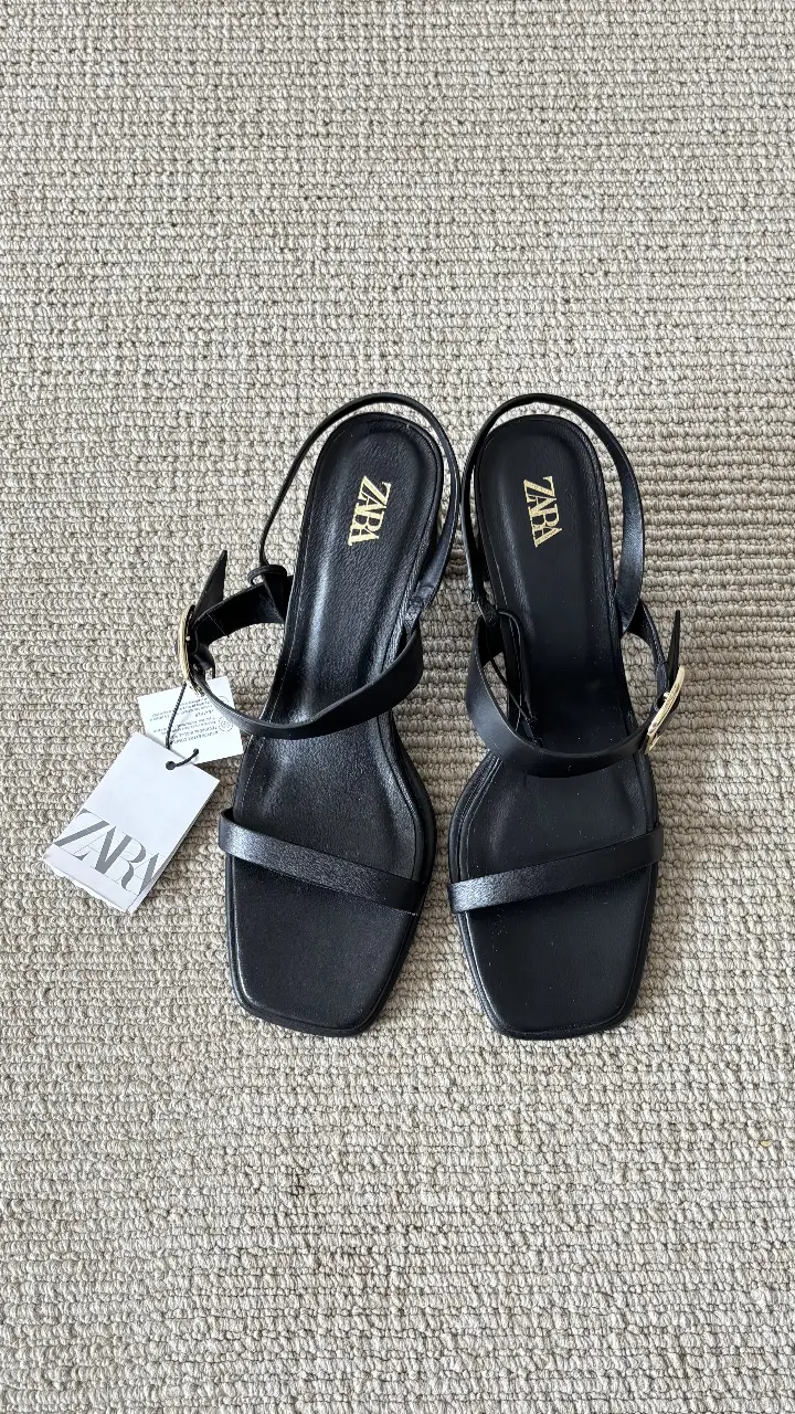 Sandalias de mujer negras de la marca Zara, con tiras finas y taco cuadrado. Ideales para un look elegante y moderno.