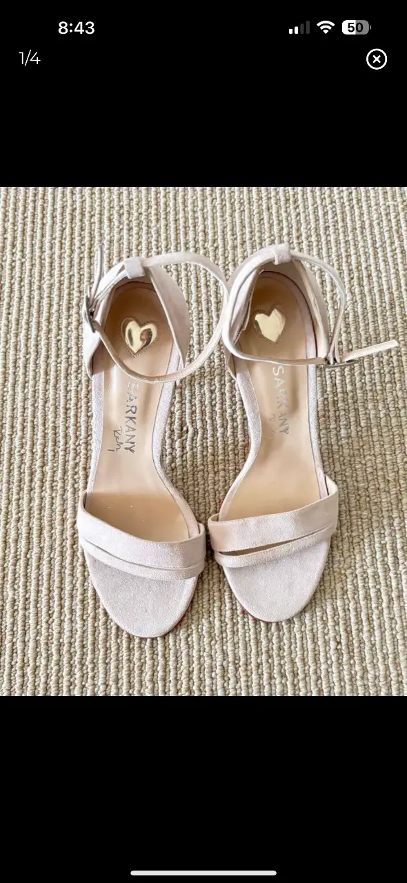 Sandalias de tacón alto color nude con detalle de corazón dorado en la plantilla. Ideales para eventos formales o fiestas.