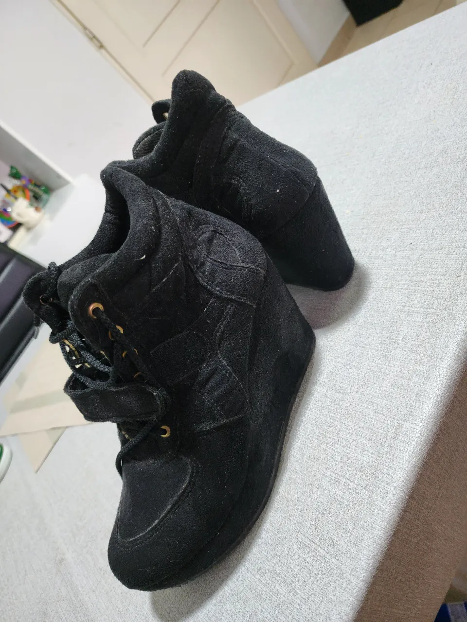 Botas negras con cordones y velcro.