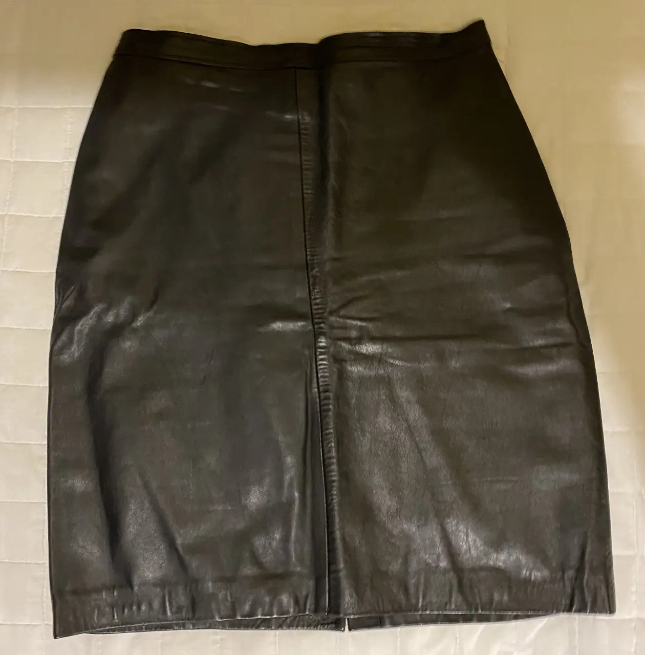Pollera de cuero negro, Atemporal y elegante. Confeccionada en cuero de alta calidad, esta pollera es perfecta para cualquier ocasión. Importante: el forro interno de la pollera presenta algunos desgarros. No afecta al uso.