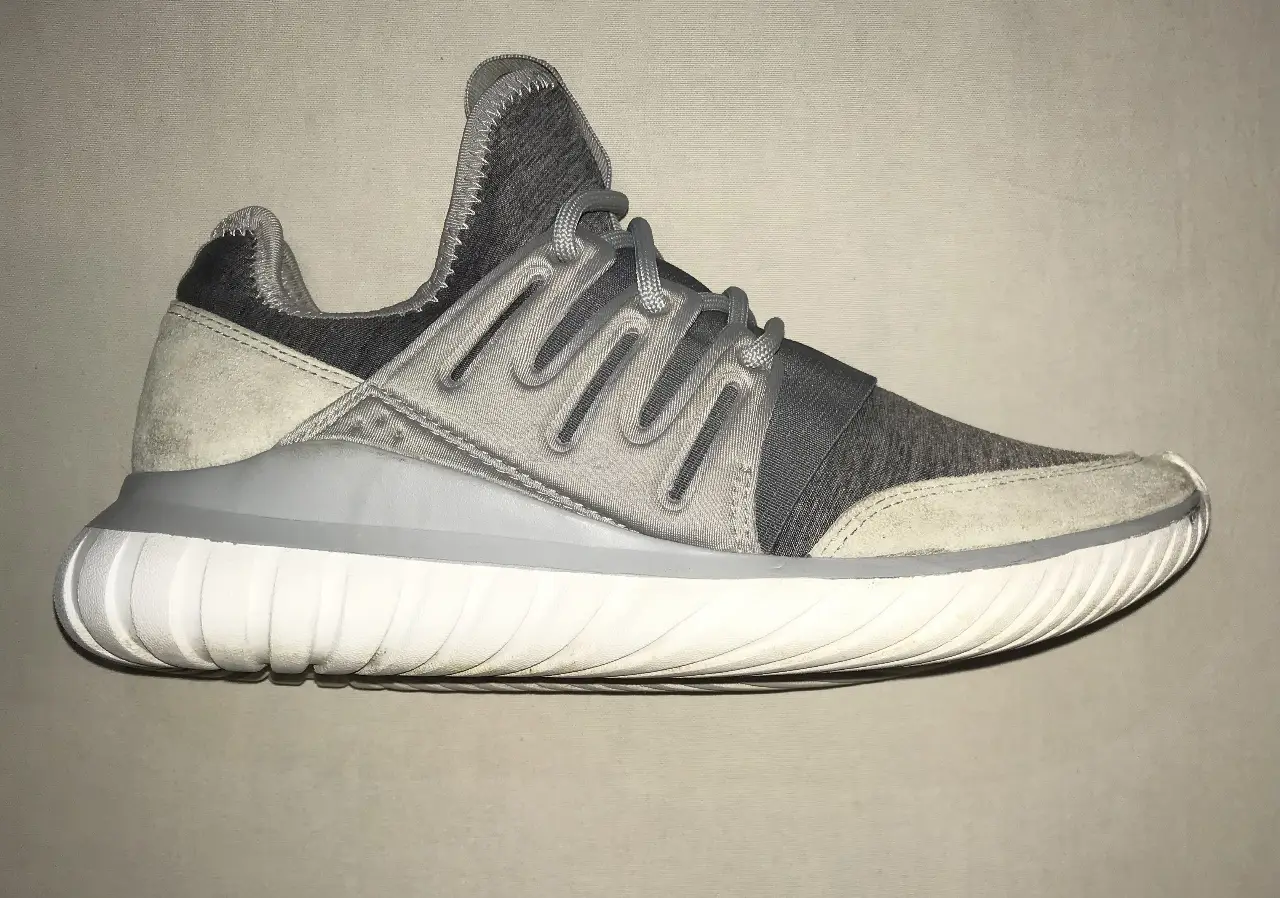 Zapatillas Adidas Tubular Runner grises, ideales para el uso deportivo y casual. Diseño moderno y cómodo, perfectas para el día a día.