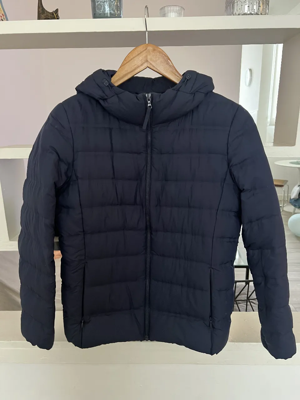 Campera de pluma azul marino, con capucha y cierre. Ideal para el invierno. Marca Uniqlo, talle S.
