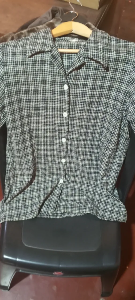 Camisa a cuadros de manga larga, con botones al frente y cuello. Un clásico que no puede faltar en tu guardarropa.