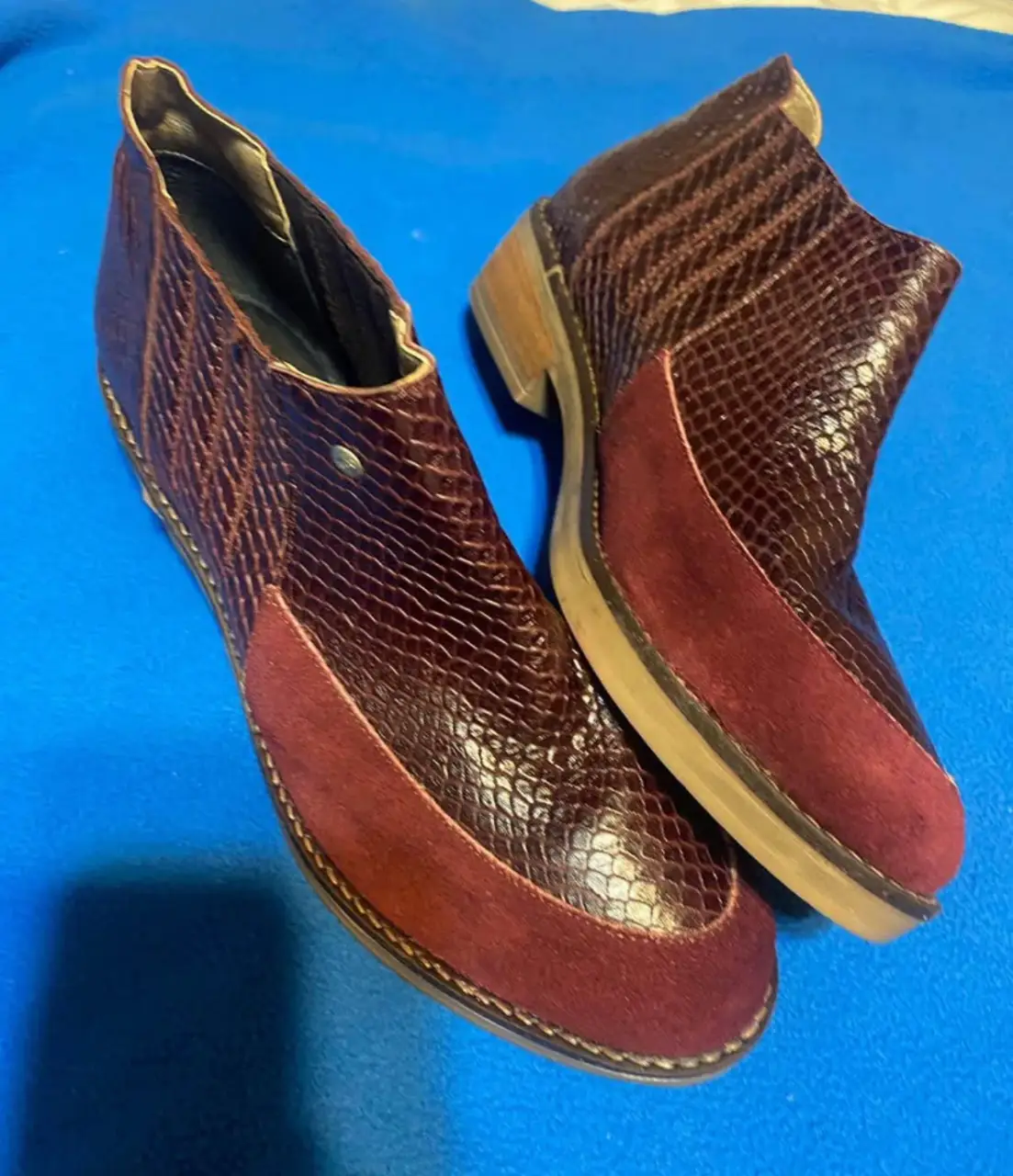 Botines de cuero con detalles en gamuza y diseño de reptil. Marca Viamo.
