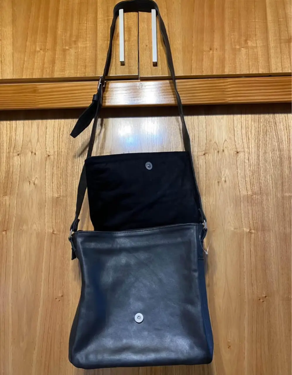 Bandolera de cuero negro, ideal para uso diario. Cuenta con un diseño clásico y versátil, con un compartimento principal y un bolsillo interno. Perfecta para llevar tus esenciales con estilo.