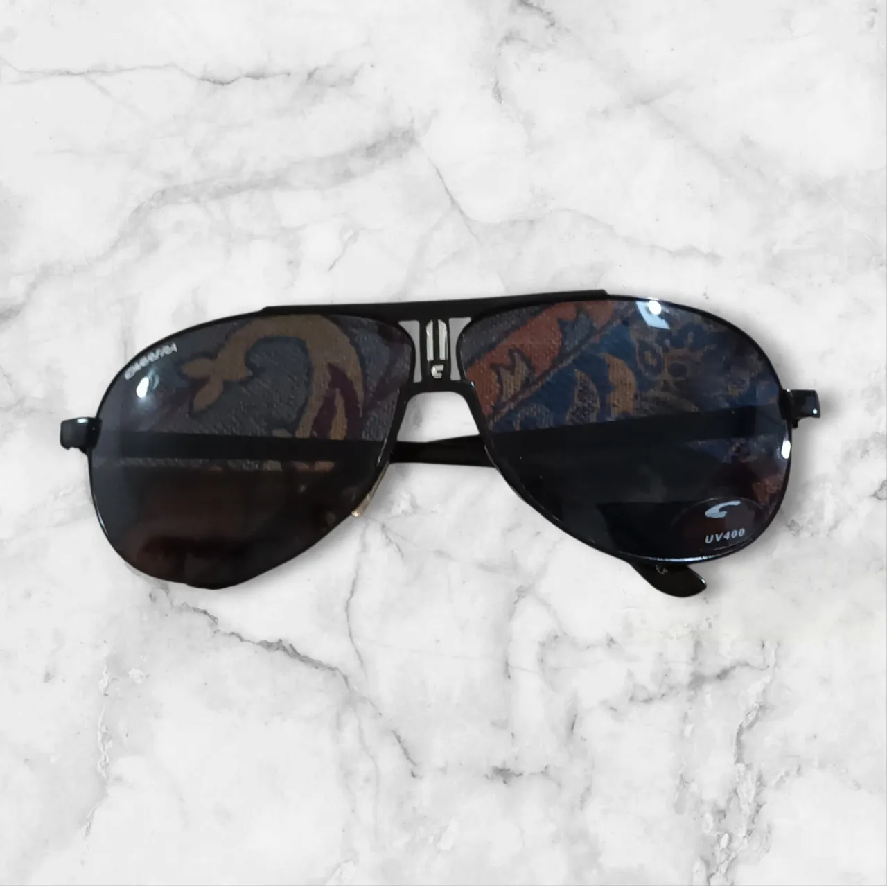 Lentes de sol estilo aviador de la marca Carrera italianos, color negro. Ideales para proteger tus ojos del sol con mucho estilo.