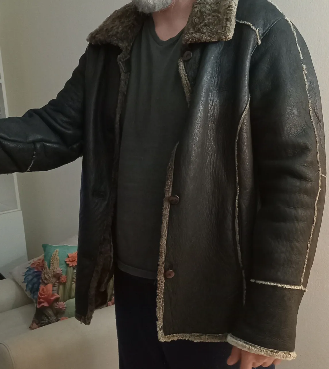 Tapado de cuero negro con interior de piel marrón. Ideal para el invierno, este abrigo ofrece calidez y estilo. Perfecto para un look casual o para complementar un outfit más formal.