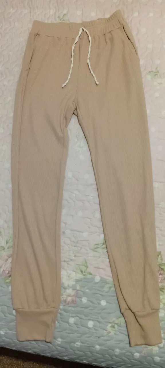 Pantalón jogger de tejido de punto suave y cómodo, ideal para un look casual y relajado. Con cintura elástica y cordón ajustable, bolsillos laterales y puños en los tobillos. Perfecto para combinar con remeras o buzos.