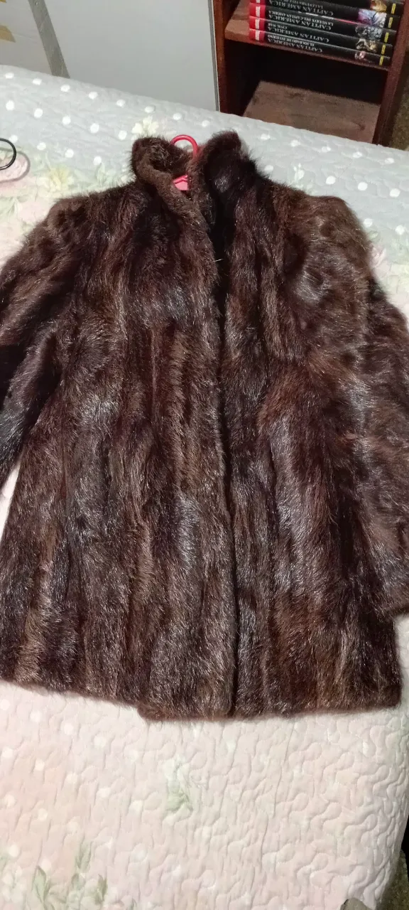 Tapado de piel marrón oscuro, ideal para el invierno. Abrigo elegante y abrigado, perfecto para ocasiones especiales.