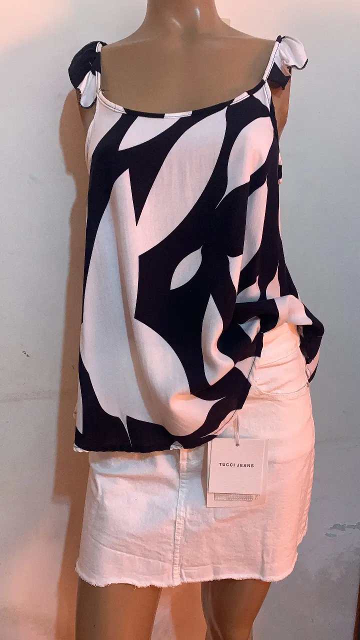 Top de mujer con estampado abstracto en blanco y negro. Diseño sin mangas con tirantes y detalle de lazo en los hombros. Ideal para un look casual y moderno.