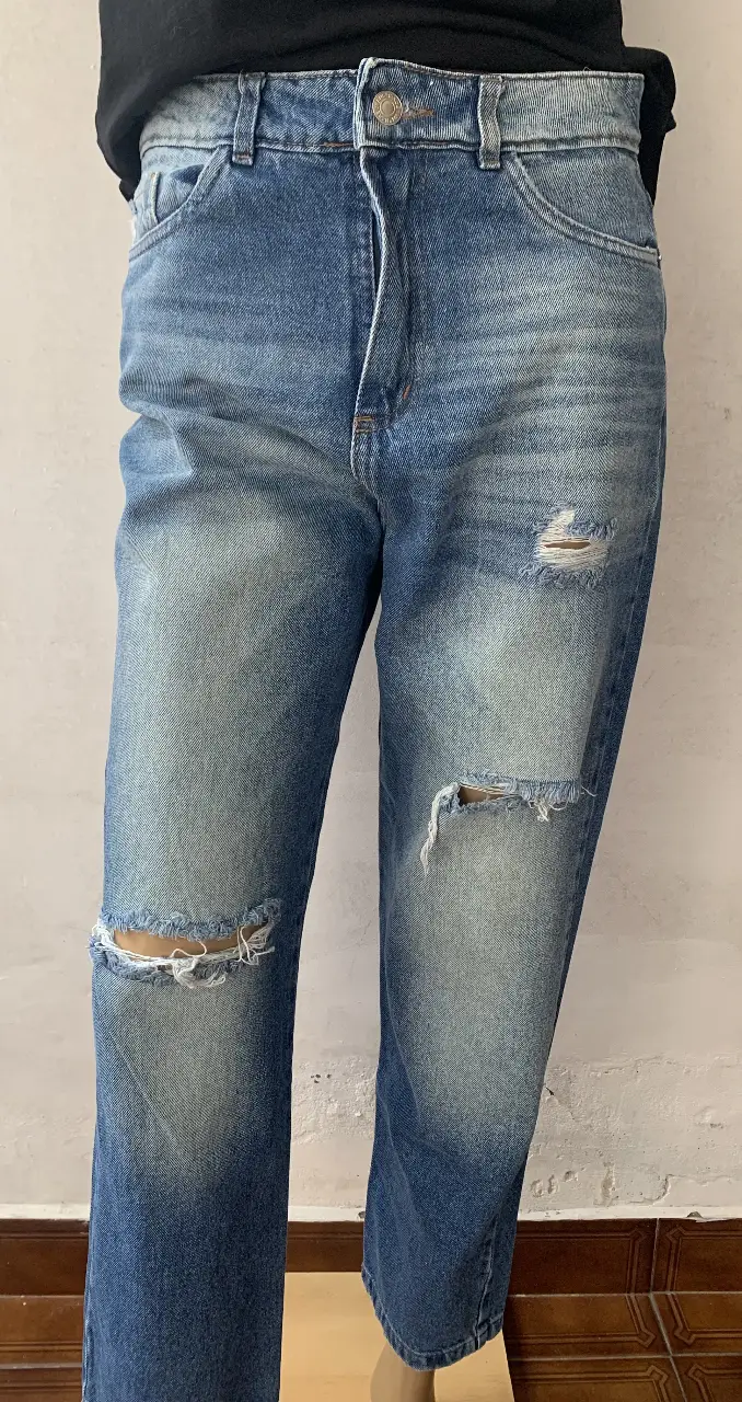 Jeans de hombre, tiro medio, con roturas en las rodillas. Corte recto, ideal para un look casual y moderno. Perfecto para combinar con remeras y zapatillas.