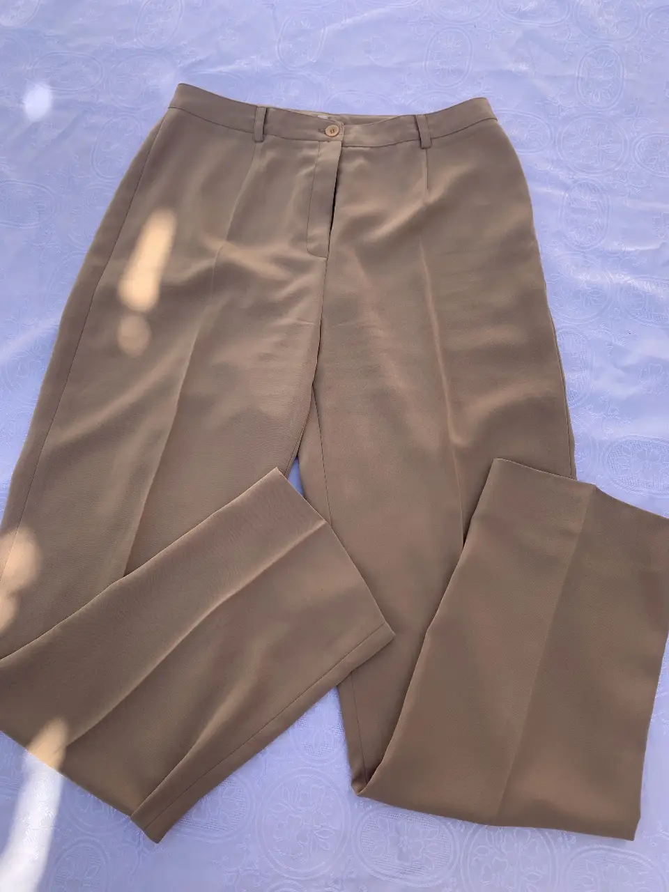 Pantalón sastrero de mujer, color khaki. Tiro alto, corte recto y pinzas delanteras. Ideal para un look elegante y versátil.