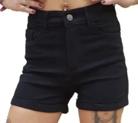 Short de jean negro tiro alto con dobladillo en el borde. Ideal para un look casual y moderno.