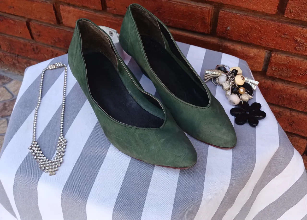 Zapatos de taco verde musgo, estilo stilettos, con un diseño elegante y atemporal. Perfectos para complementar un look sofisticado.