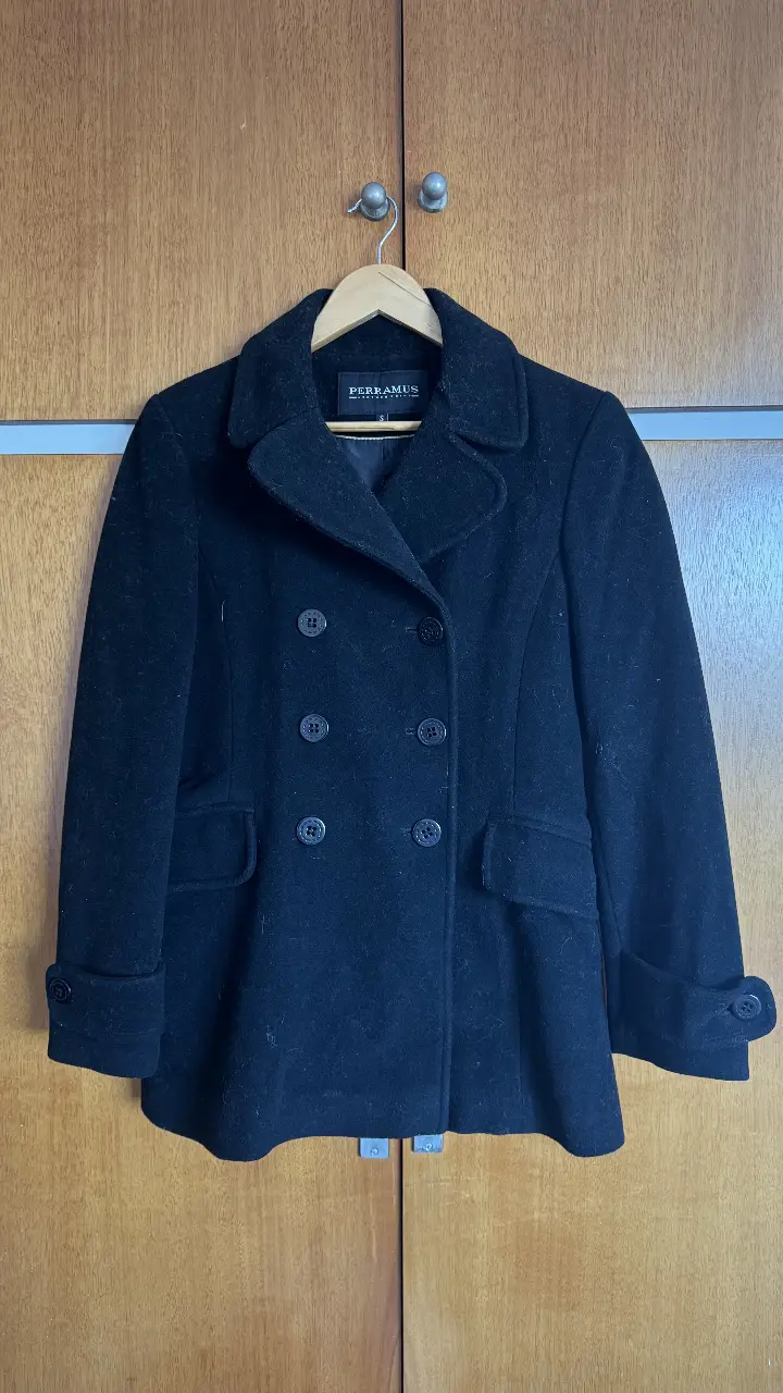 Tapado negro de paño, estilo peacoat, con doble botonadura y bolsillos. Ideal para el invierno, fabricado en Italia con lana y cashmere.