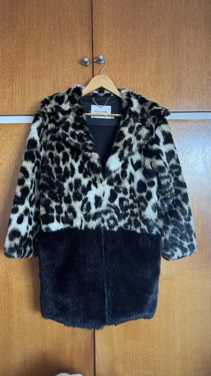 Tapado de piel sintética con estampado de leopardo en la parte superior y negro liso en la parte inferior. Ideal para un look sofisticado y abrigado.