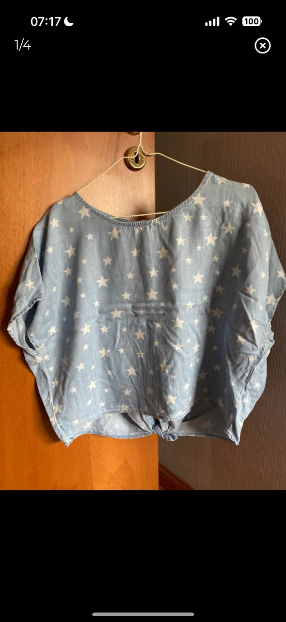 Blusa de mujer con estampado de estrellas, corte holgado y detalle de lazo en la cintura. Marca Zara Trafaluc, talle S. Ideal para un look casual y fresco.