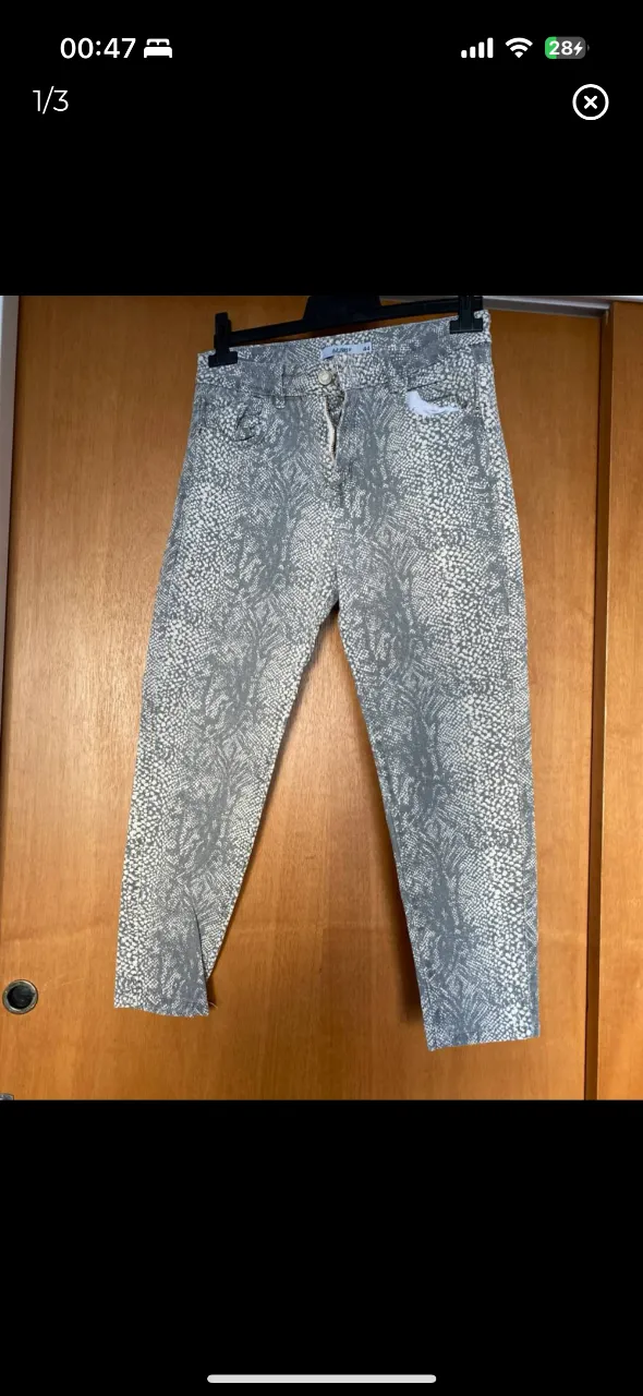 Jeans de mujer con estampado de serpiente en tonos grises y blancos. Talle 44, corte recto, ideal para un look casual y moderno.