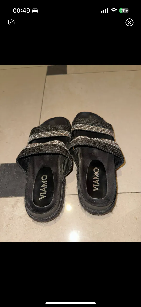 Sandalias de mujer negras con detalles plateados en las tiras. Marca Viamo.