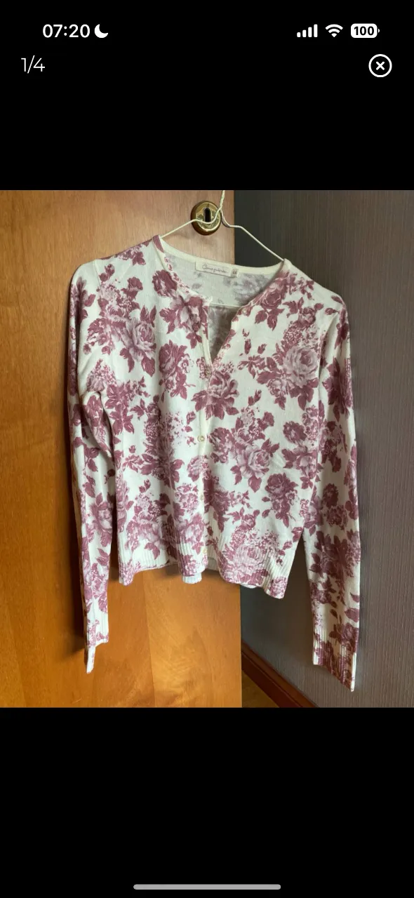 Cardigan de mujer con estampado floral en tonos rosa y blanco. Talle 44, ideal para un look vintage y romántico. Perfecto para usar en primavera o verano.