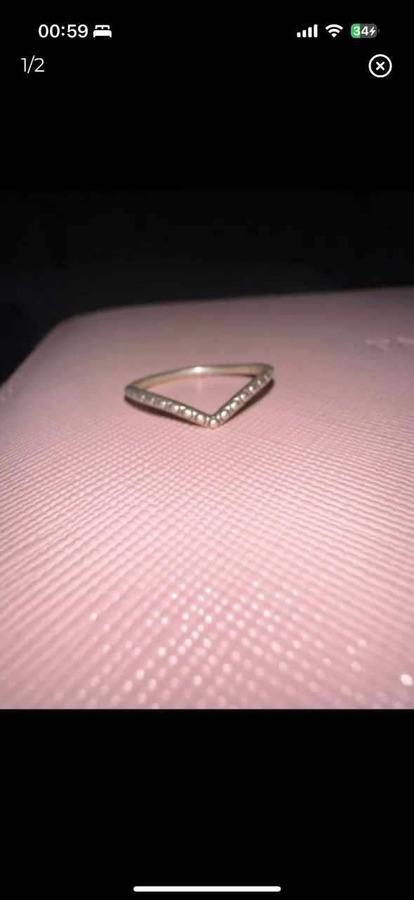 Anillo de plata con diseño en V y detalles de piedras. Ideal para un look elegante y sofisticado.