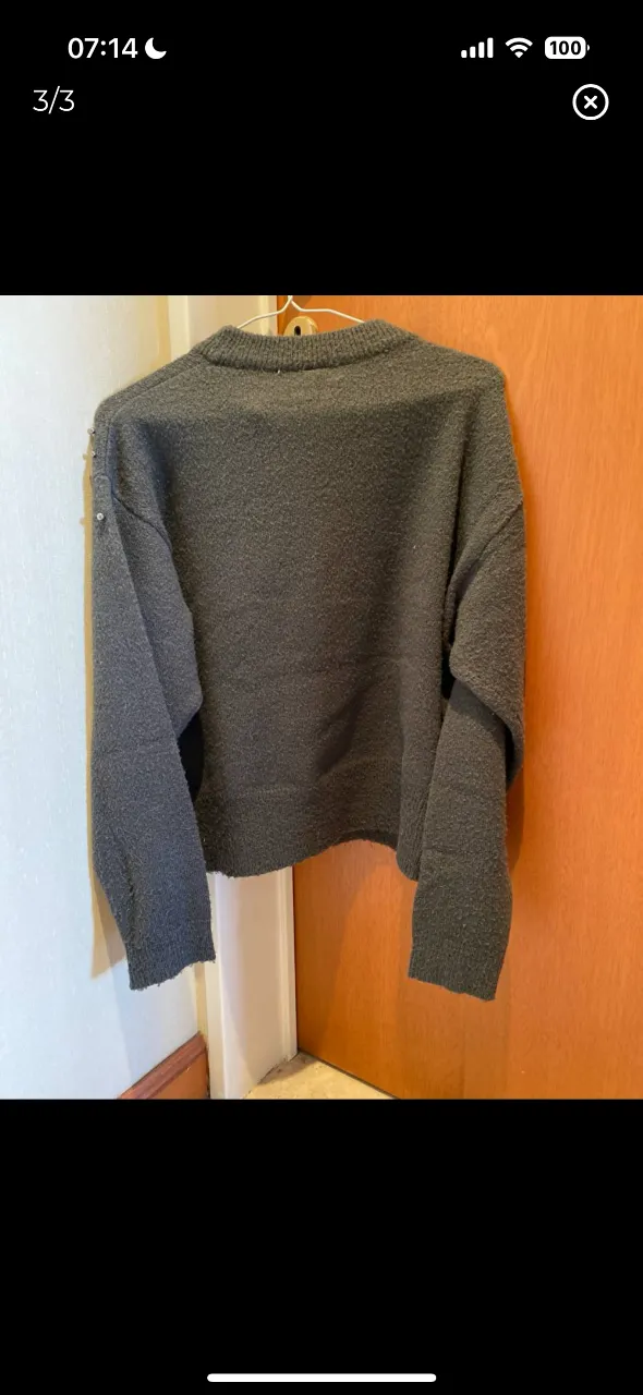 Sweater de mujer color verde oscuro con detalles de perlas. Cuello redondo y mangas largas. Ideal para un look casual y abrigado.