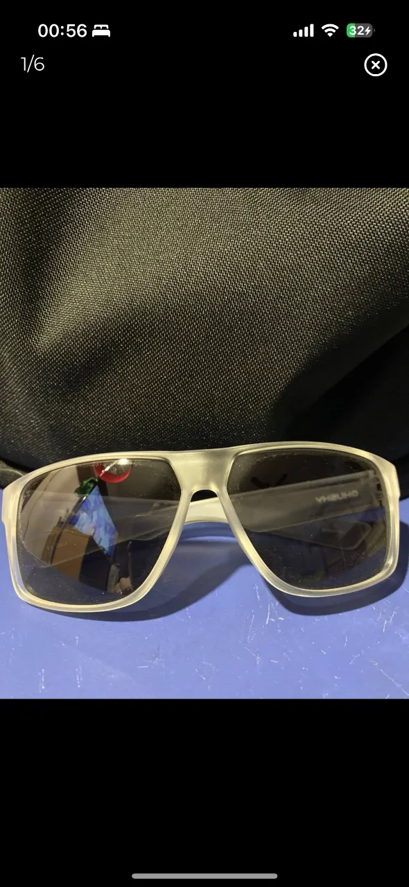 Anteojos de sol blancos, estilo deportivo, ideales para proteger tus ojos con estilo. Perfectos para actividades al aire libre.