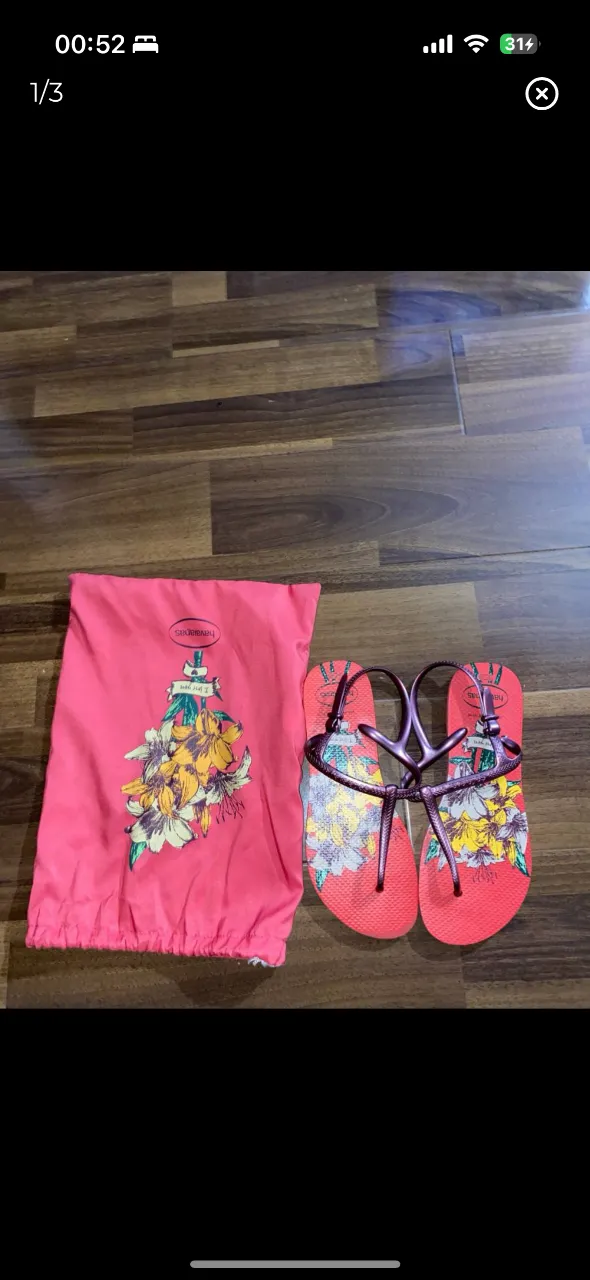 Sandalias Havaianas para mujer, con estampado floral y tiras color púrpura. Ideales para el verano y la playa.