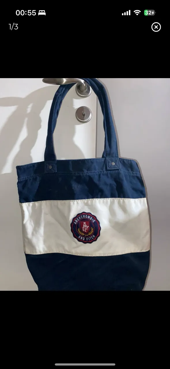 Bolso de playa Abercrombie & Fitch, de lona resistente en color azul marino con franja blanca y logo bordado. Ideal para llevar todo lo necesario a la playa o pileta.